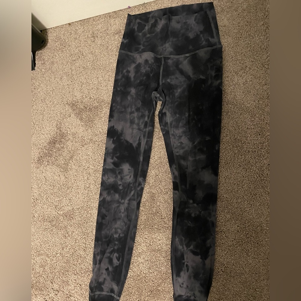 Size 4 25 inch lululemon aligns worn ONCE